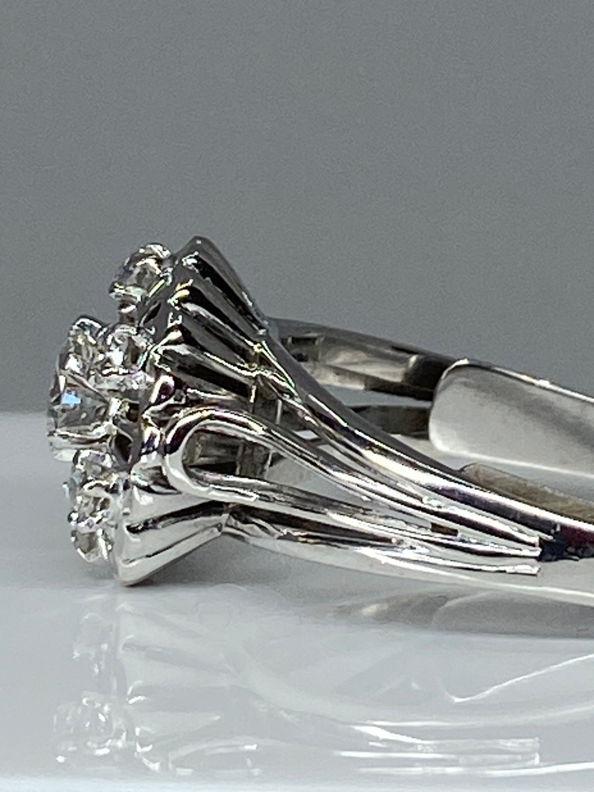 Round 18k gold daisy ring set with 7 brilliant-cut diamonds