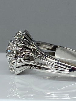 Bague ronde en or 18 carats marguerite sertie de 7 diamants de taille brillant