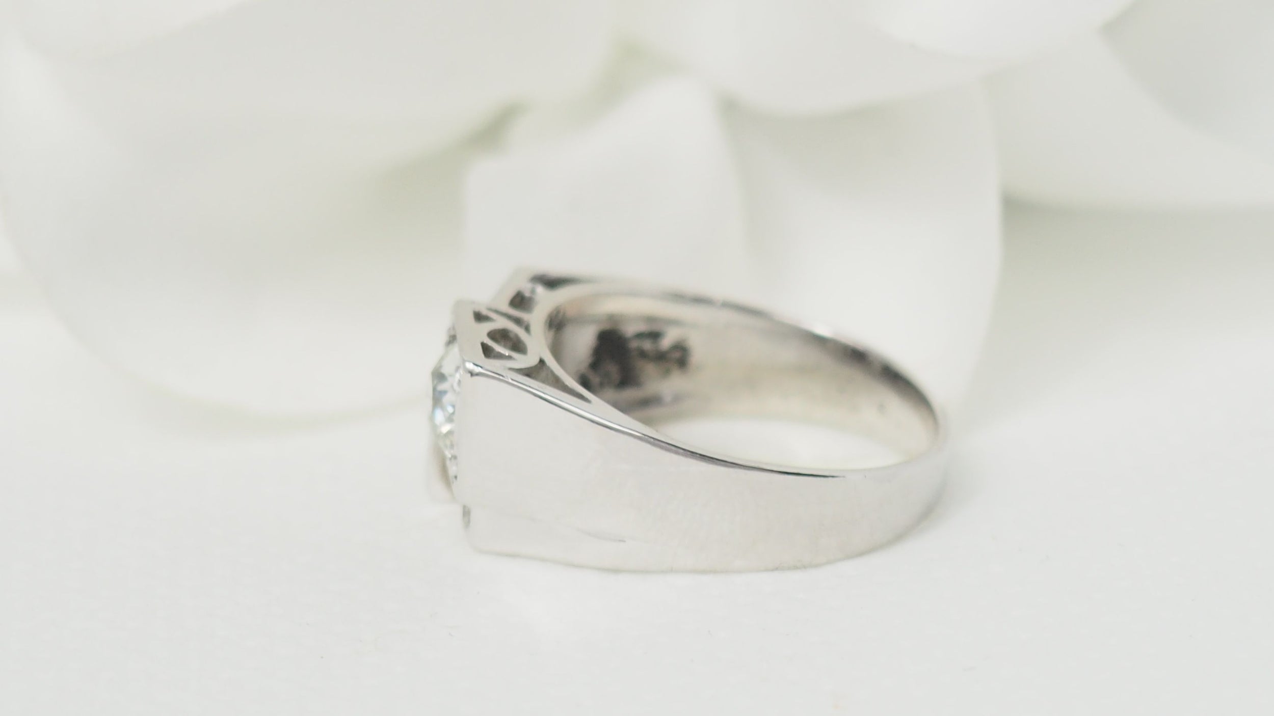 Art Deco ring in platinum and diamonds 