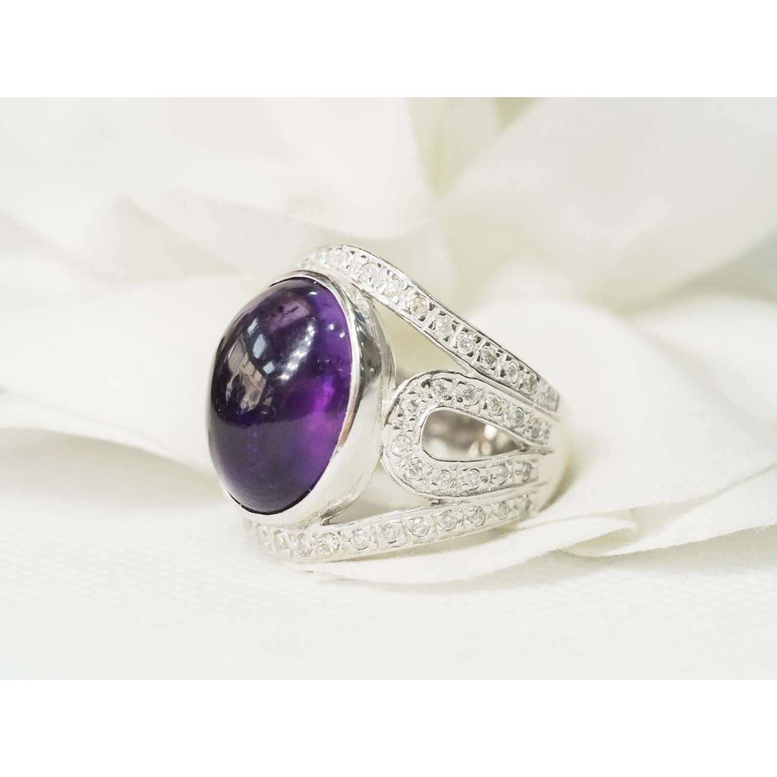 Ring in white gold, cabochon amethyst and diamond pavé 