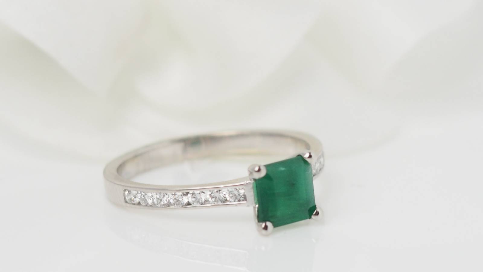 Bague en or blanc, émeraude et diamants