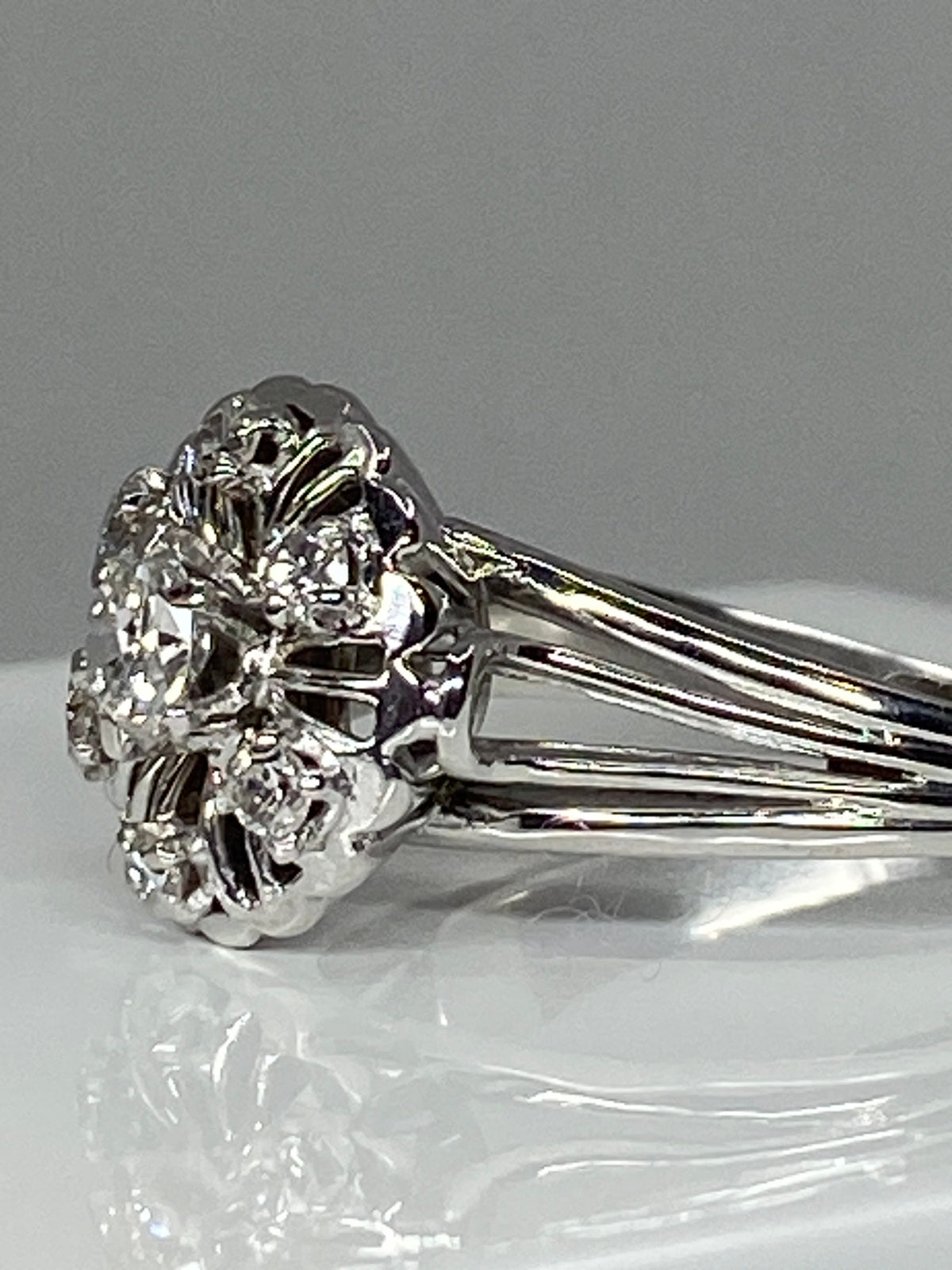 Round 18k gold daisy ring set with 7 brilliant-cut diamonds