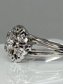 Bague ronde en or 18 carats marguerite sertie de 7 diamants de taille brillant