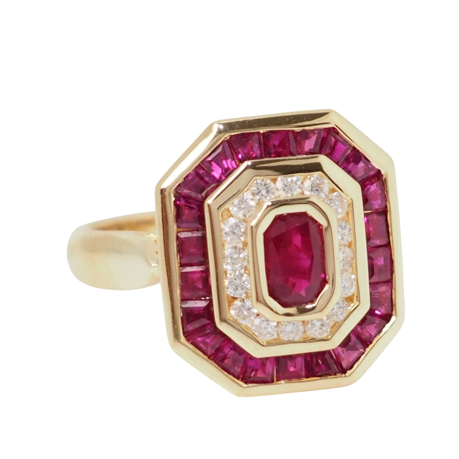 Bague octogonale en or jaune, rubis ovale et diamants