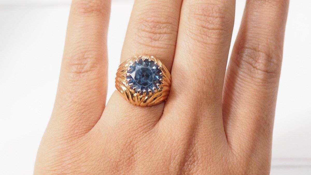 Yellow gold and blue topaz ring 