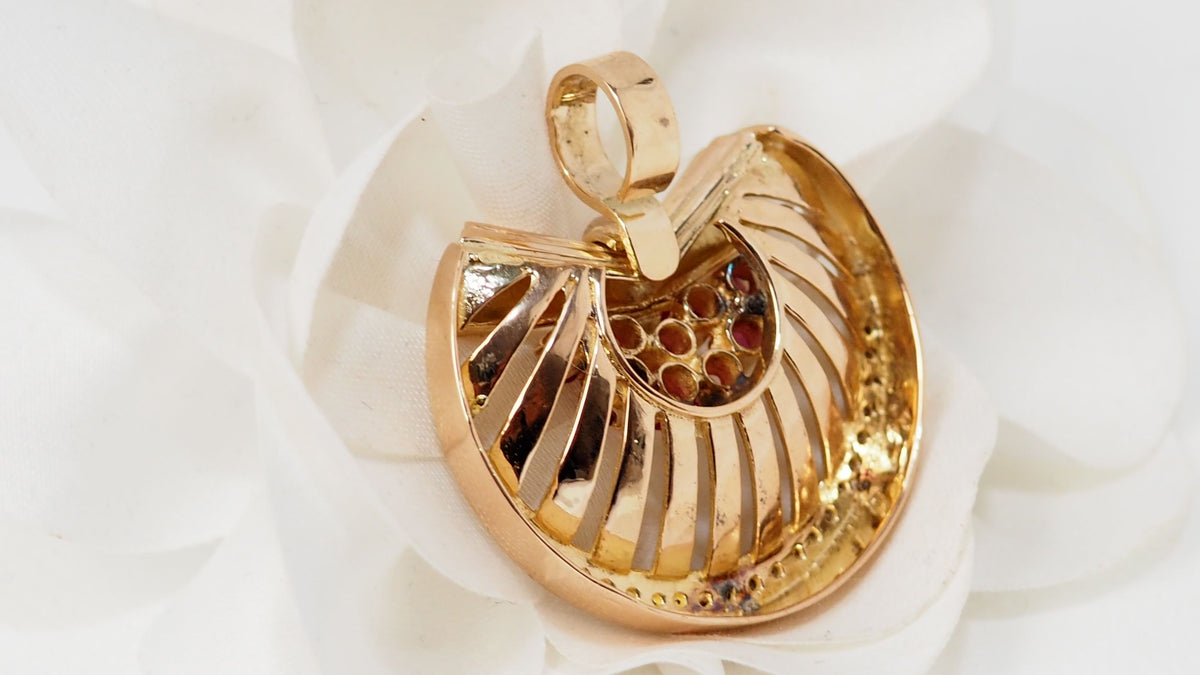 Pendant in yellow gold, rubies and diamonds 
