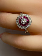 Bague en or 18 carats en diamants et rubis style Art Deco