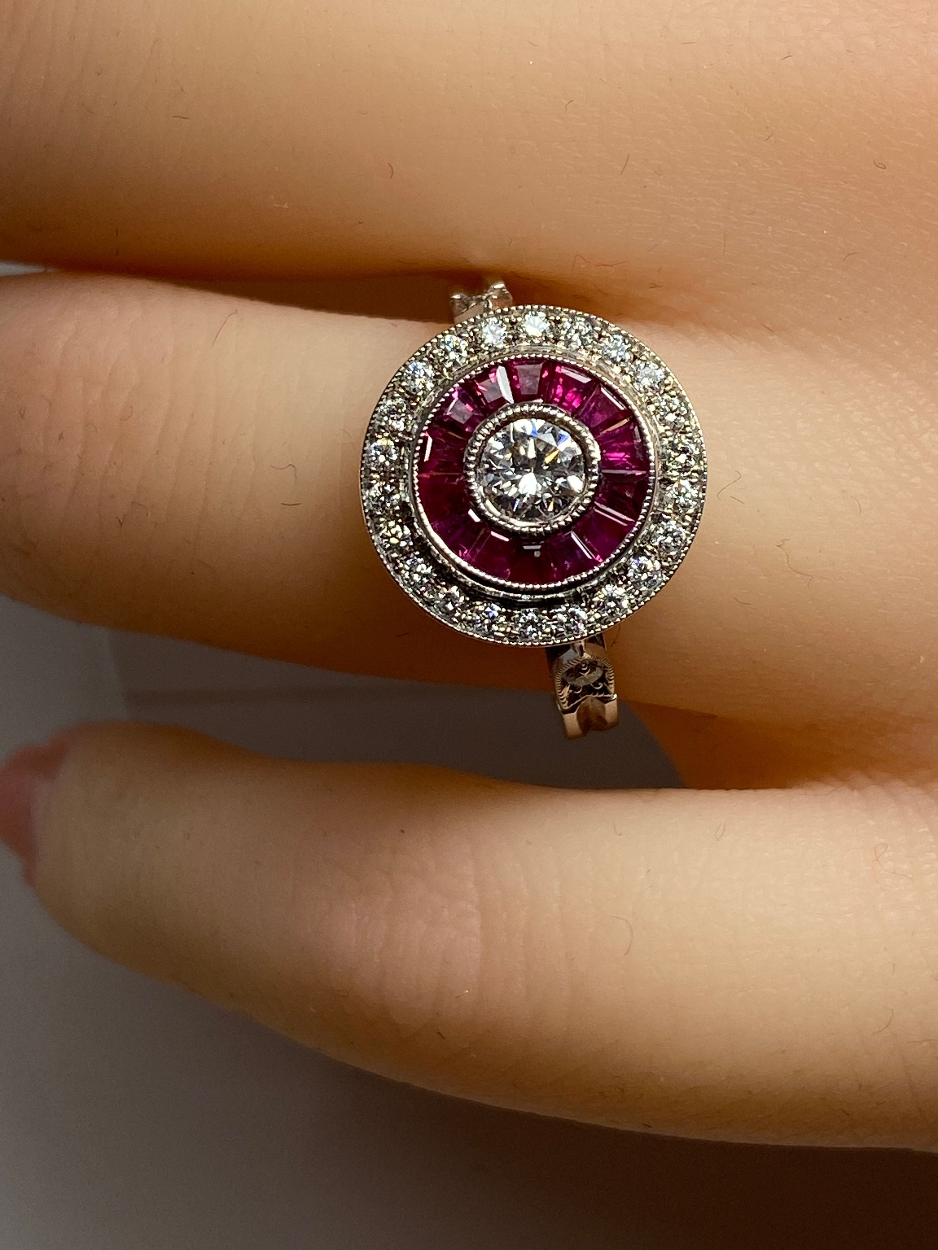 Bague en or 18 carats en diamants et rubis style Art Deco