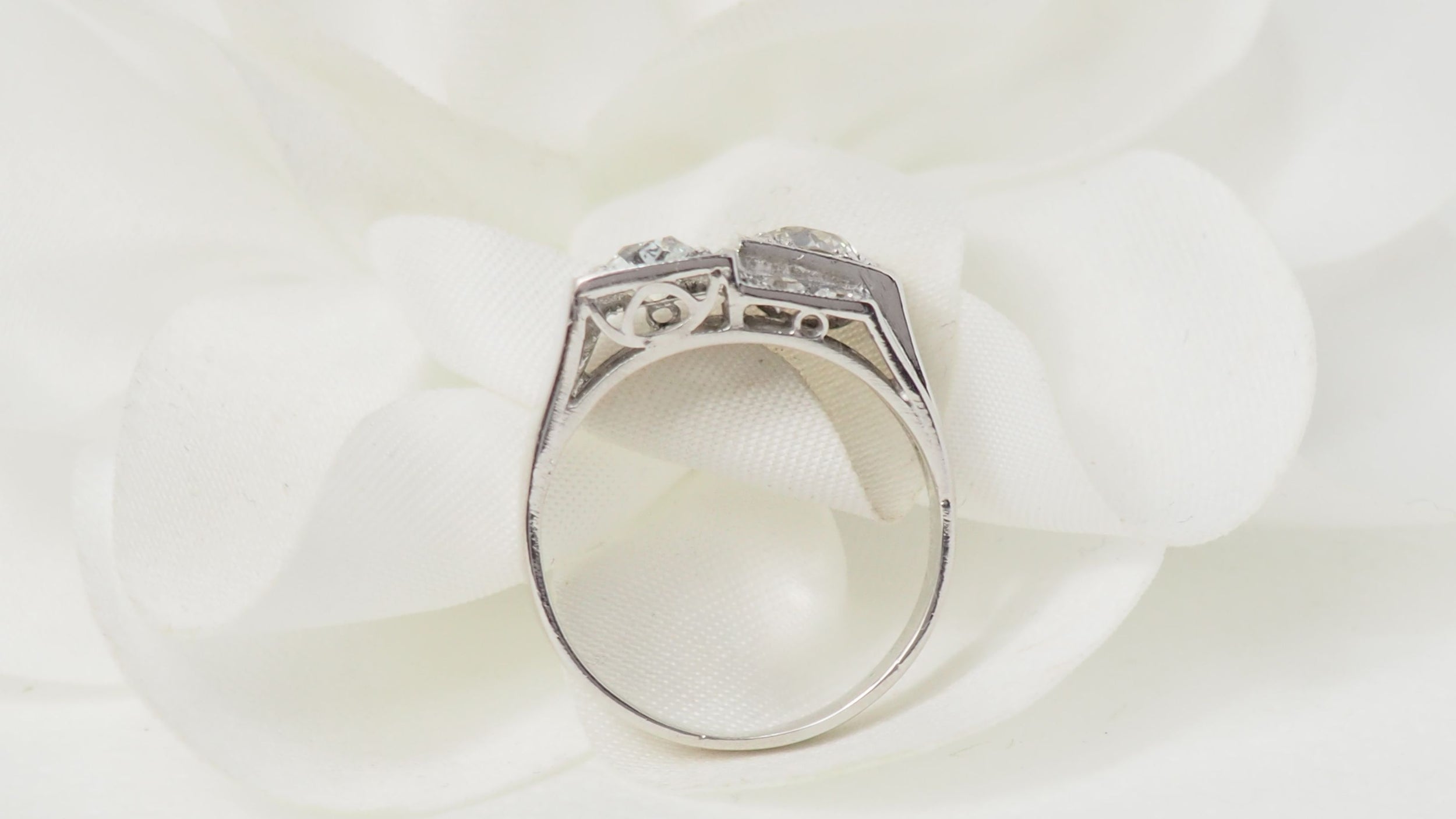Art Deco ring in platinum and diamonds 