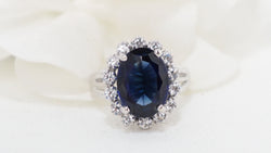 Bague entourage en or blanc, saphir et diamants