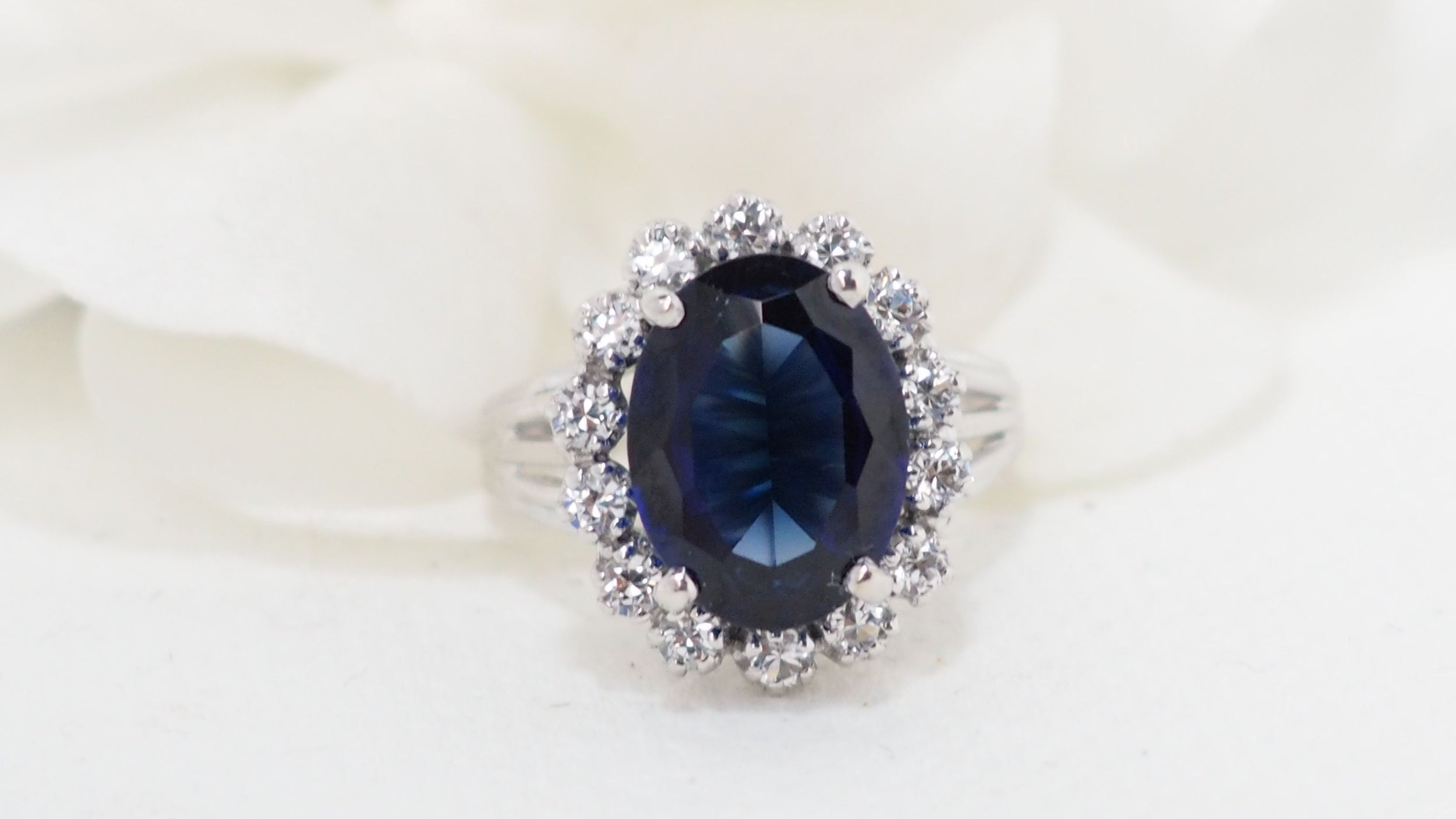 Bague entourage en or blanc, saphir et diamants