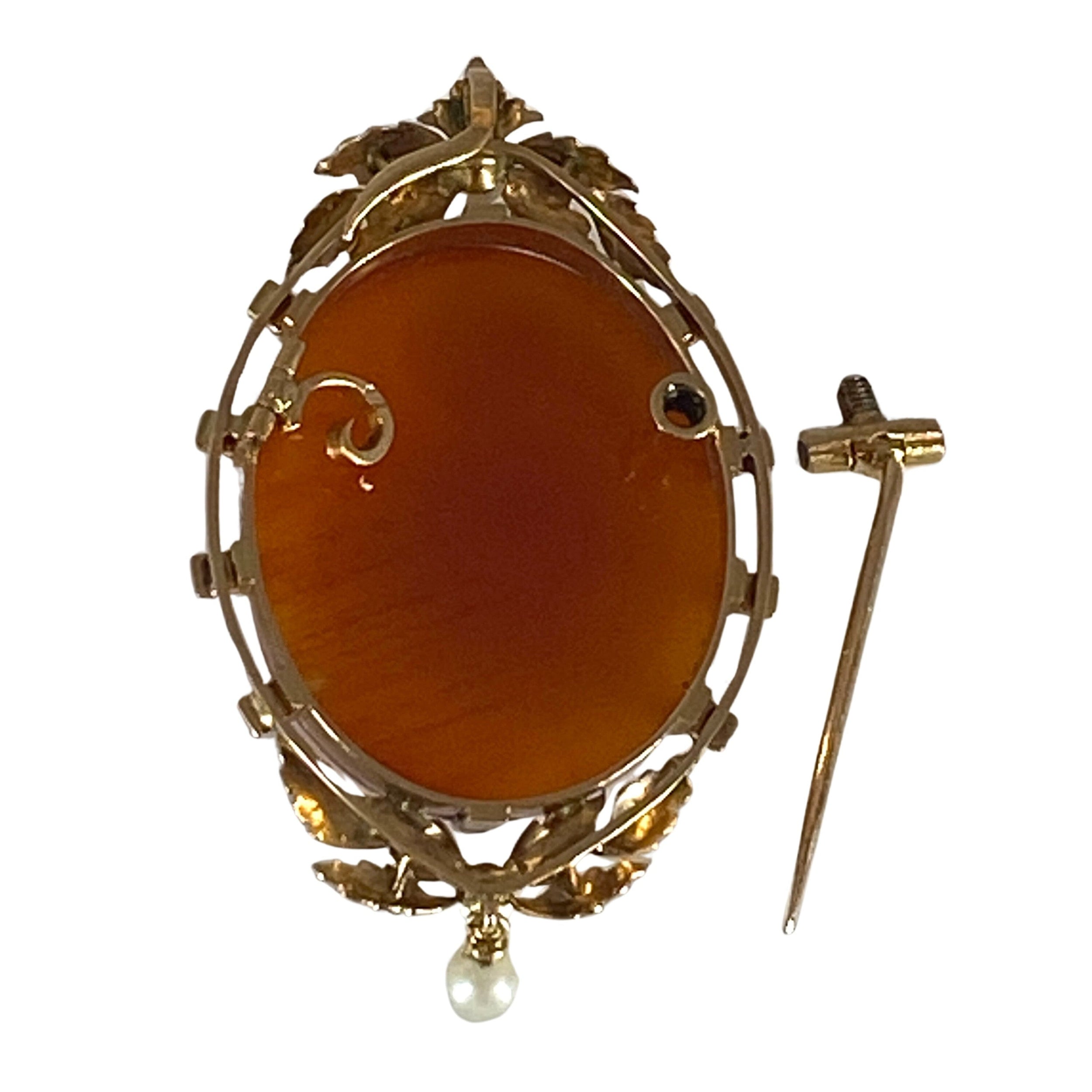Camée en or 18 carats et agate, profil de femme et perles fines.