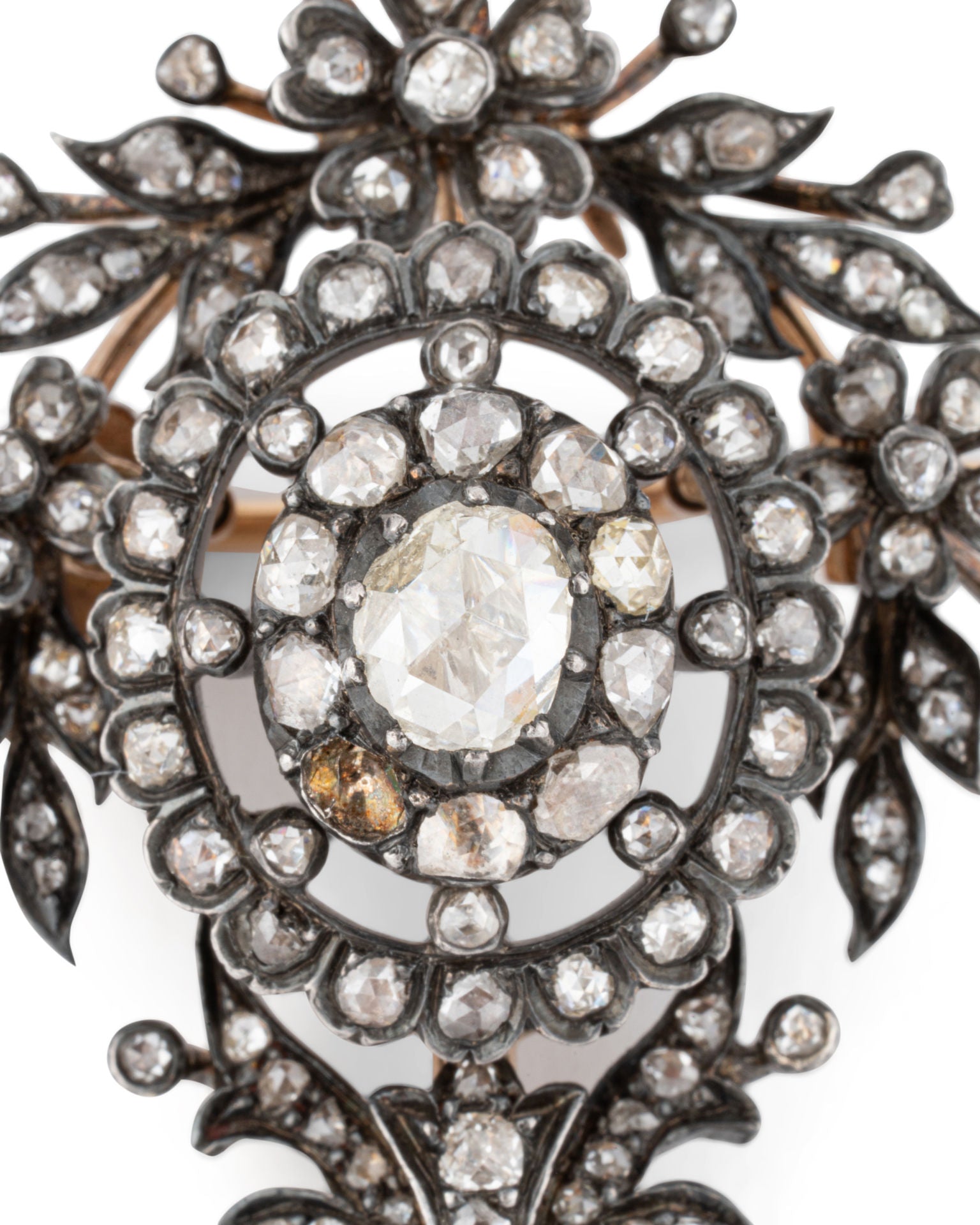 Brooch in yellow gold, silver and diamonds Late 19th century