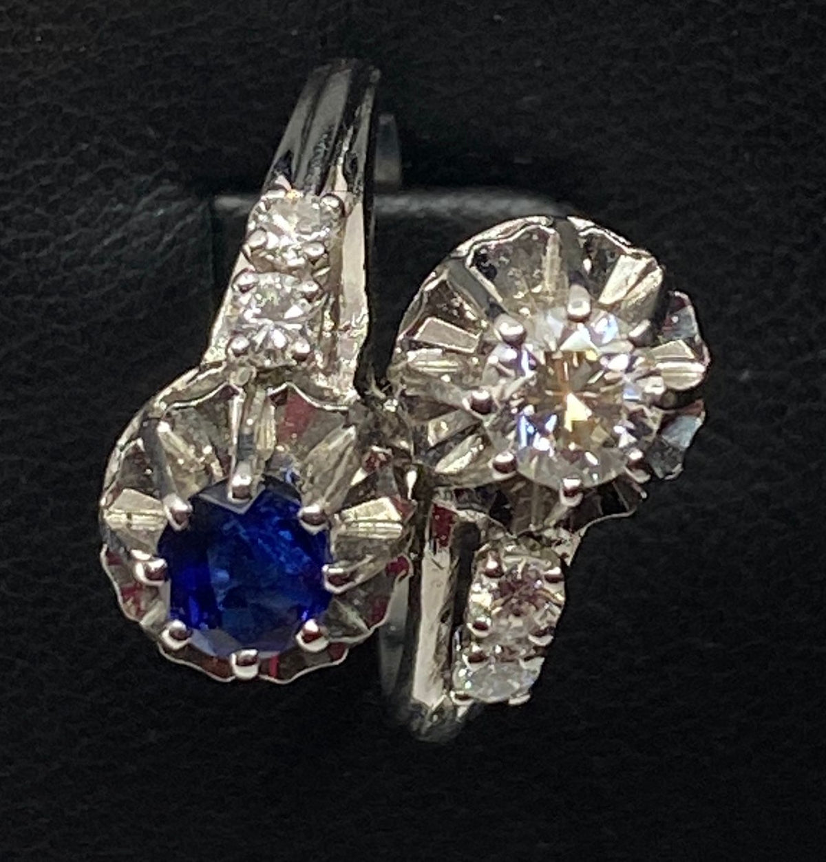 Ring in 18 carat gold, you and me in diamonds and Sapphire