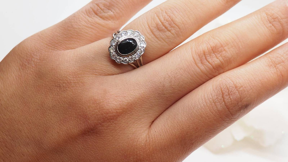 Daisy ring in white gold, sapphire and diamonds 