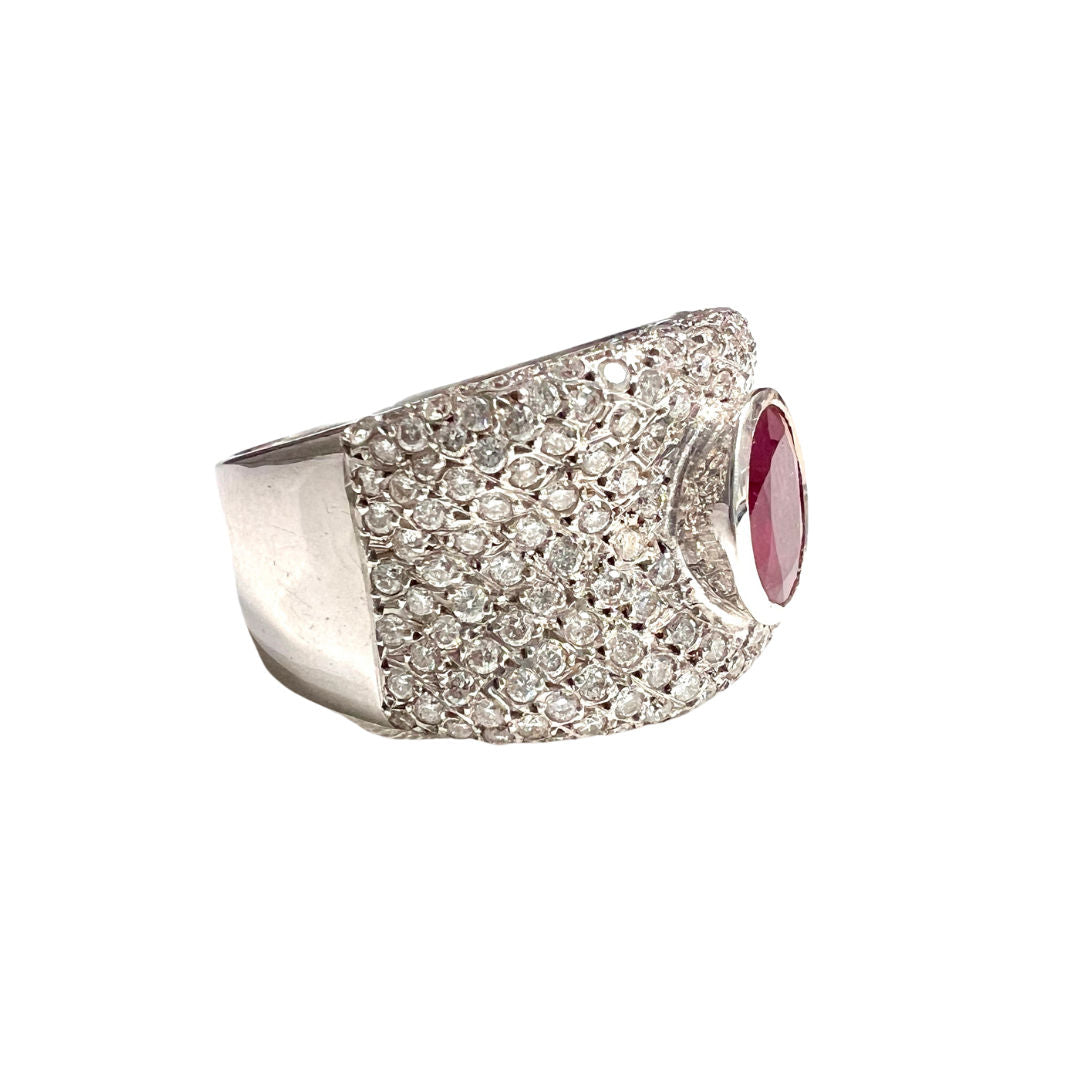 Bague en or blanc, rubis et diamants