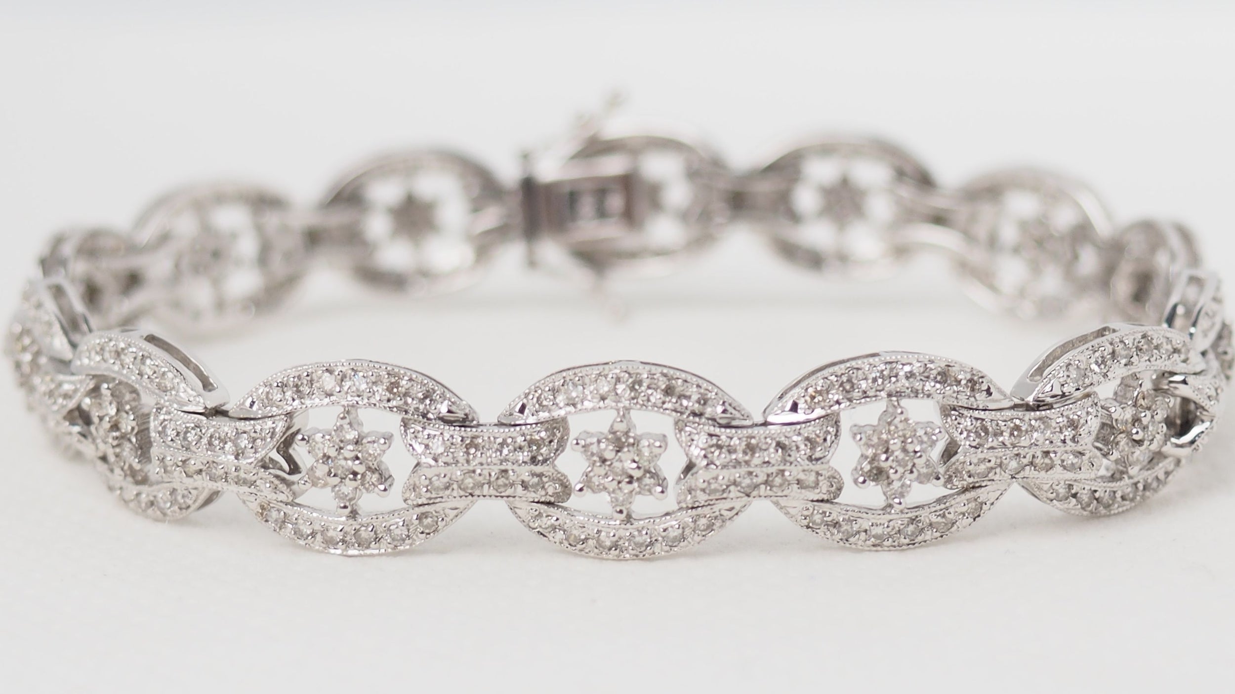 Bracelet ajouré en or blanc et diamants