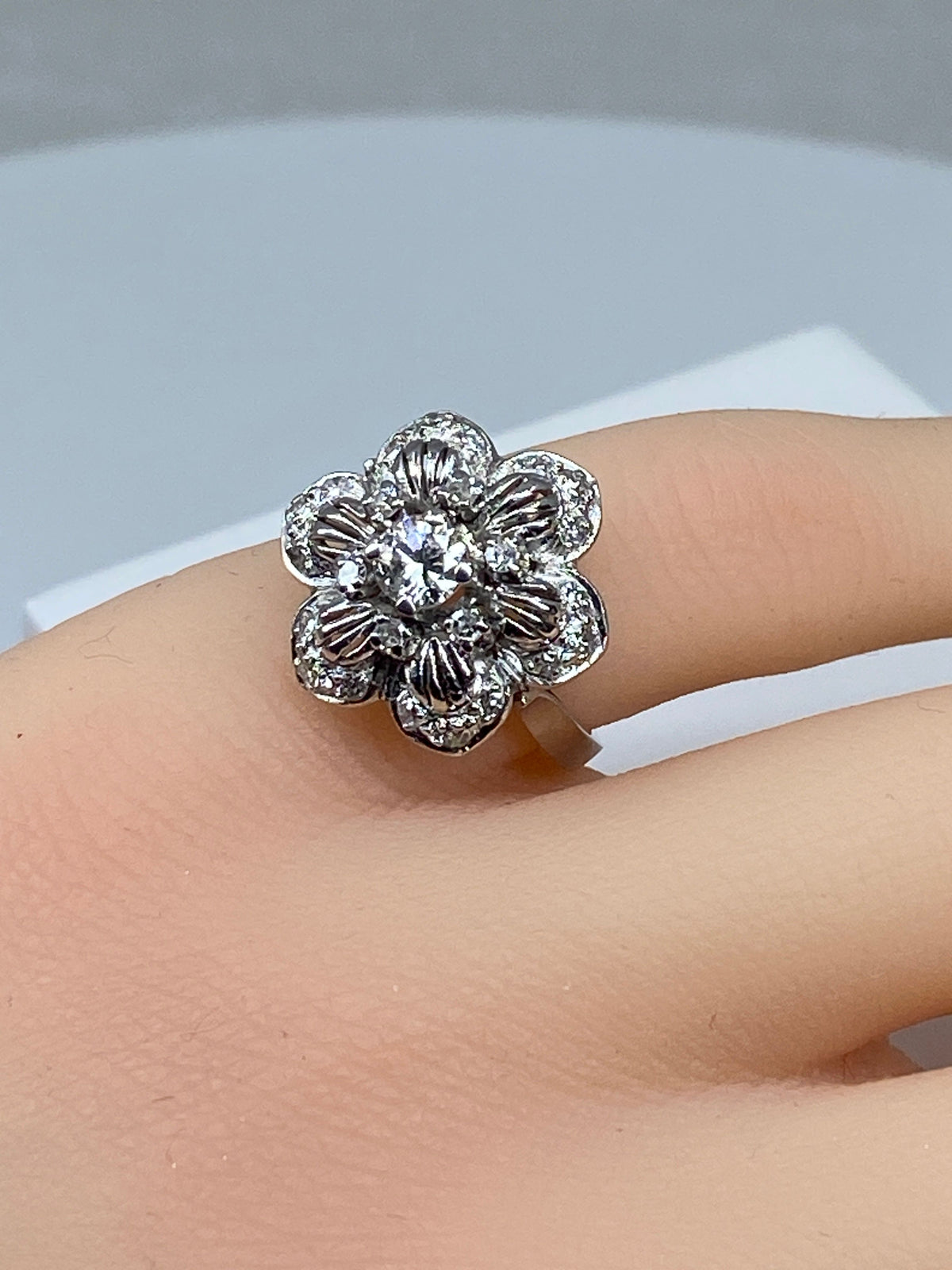 18-karat gold “Six-petal daisy” ring set with diamonds
