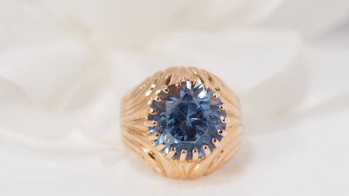 Yellow gold and blue topaz ring 