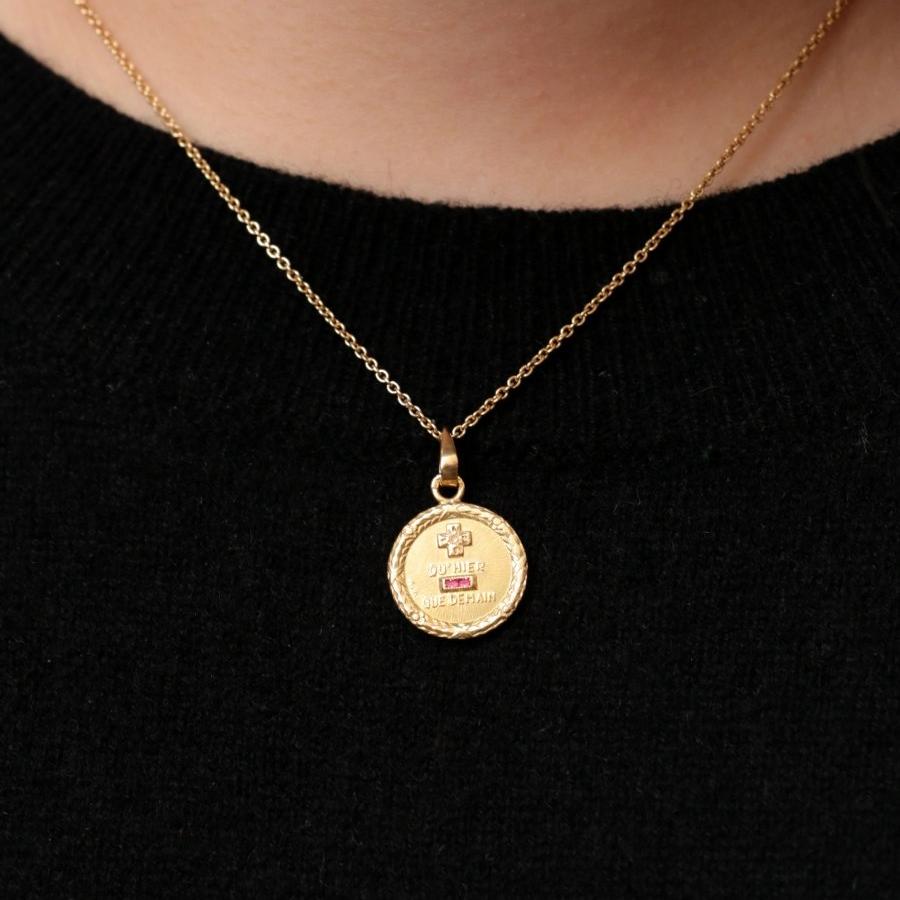 Médaille Amour Augis Plus hier Moins demain en or, diamant et rubis - Castafiore