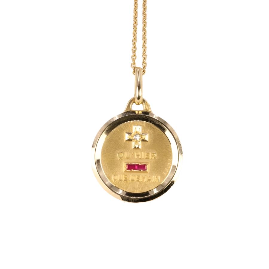 Médaille amour vintage Augis en or, Plus qu’hier moins que demain, 1950 - Castafiore