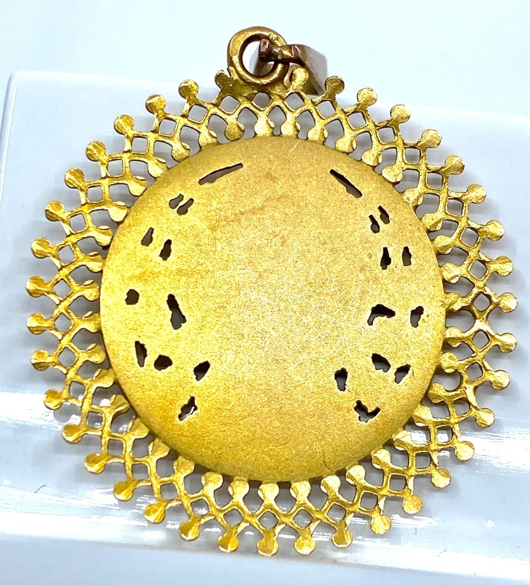 Médaille en or 18 carats représentant la Vierge - Castafiore