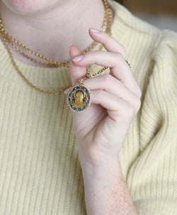 Médaille Vierge Marie émail plique à jour, perles et diamants - Castafiore