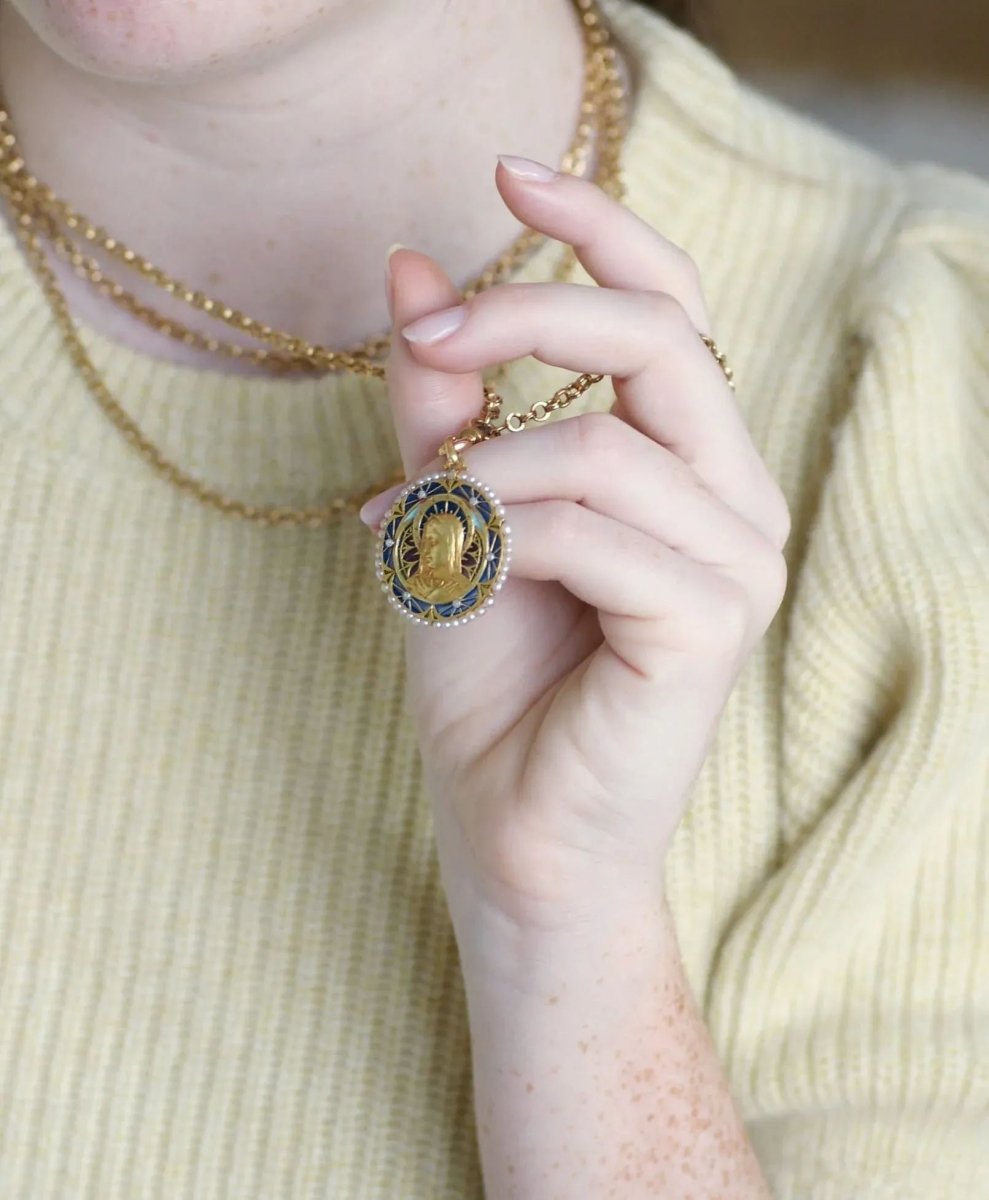 Médaille Vierge Marie émail plique à jour, perles et diamants - Castafiore