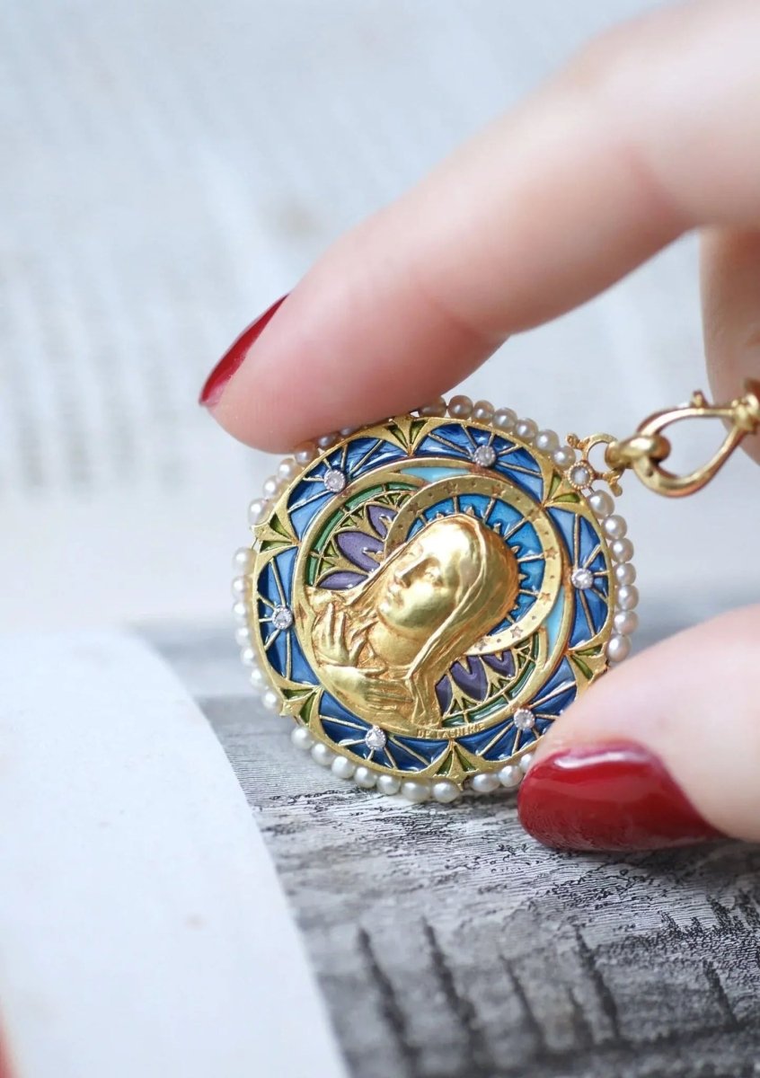 Médaille Vierge Marie émail plique à jour, perles et diamants - Castafiore