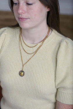 Médaille Vierge Marie émail plique à jour, perles et diamants - Castafiore