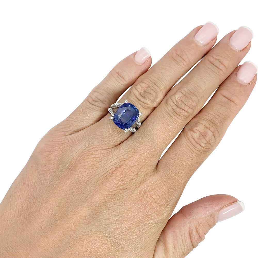 White gold, sapphire and diamond ring 