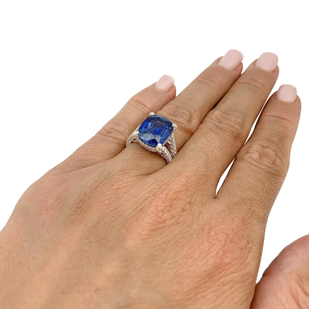 White gold, sapphire and diamond ring 