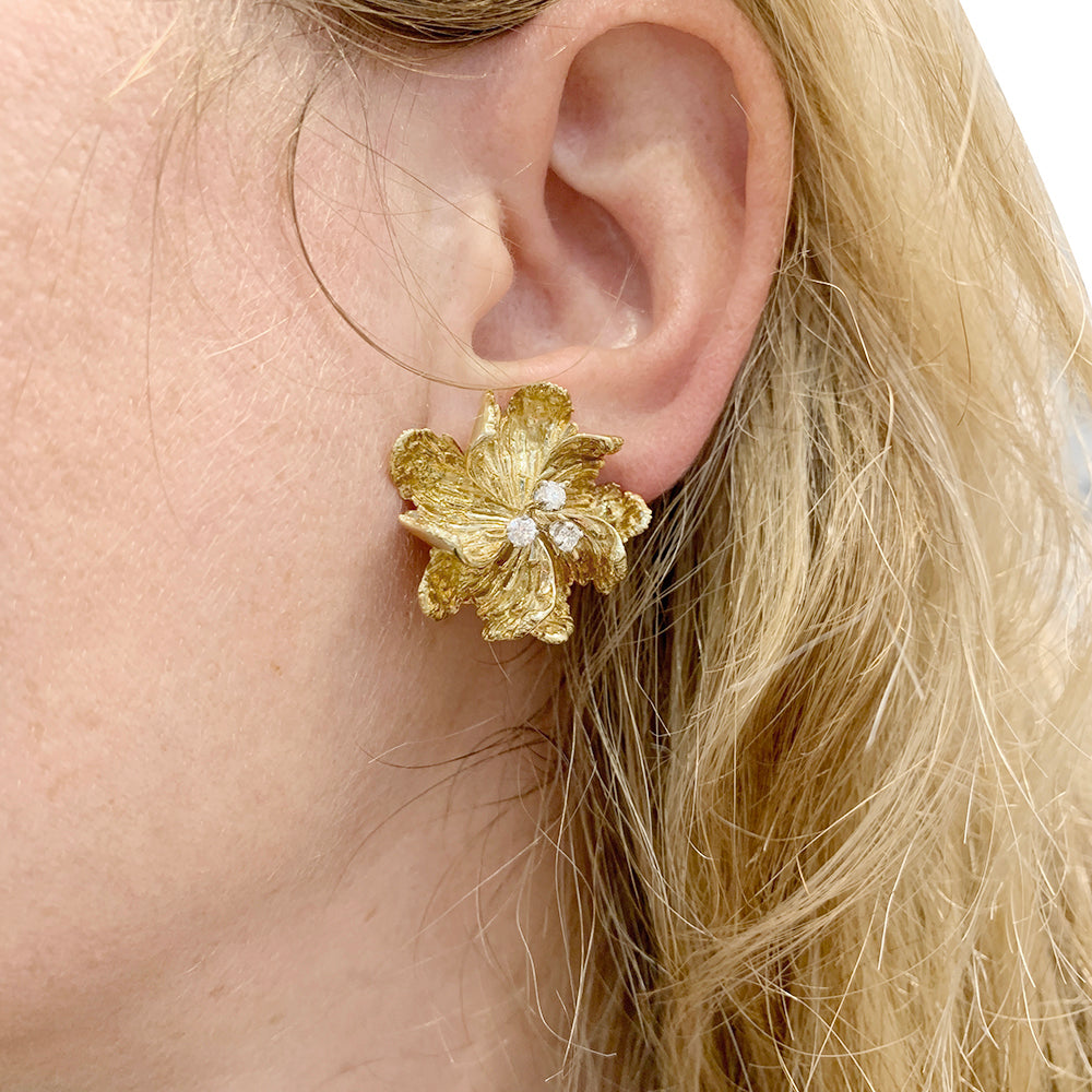 BOUCHERON “Fleurs” earrings in yellow gold and diamonds