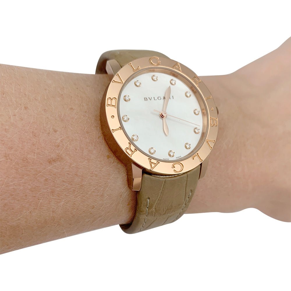 Montre Bulgari, "BB33", or rose, nacre et diamants. - Castafiore