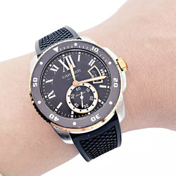 Montre Cartier Calibre en or et acier sur bracelet caoutchouc. - Castafiore