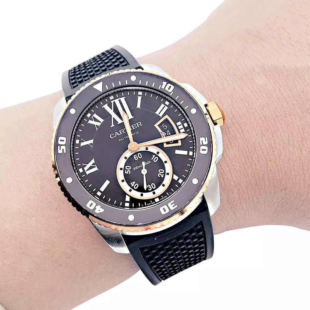 Montre Cartier Calibre en or et acier sur bracelet caoutchouc. - Castafiore