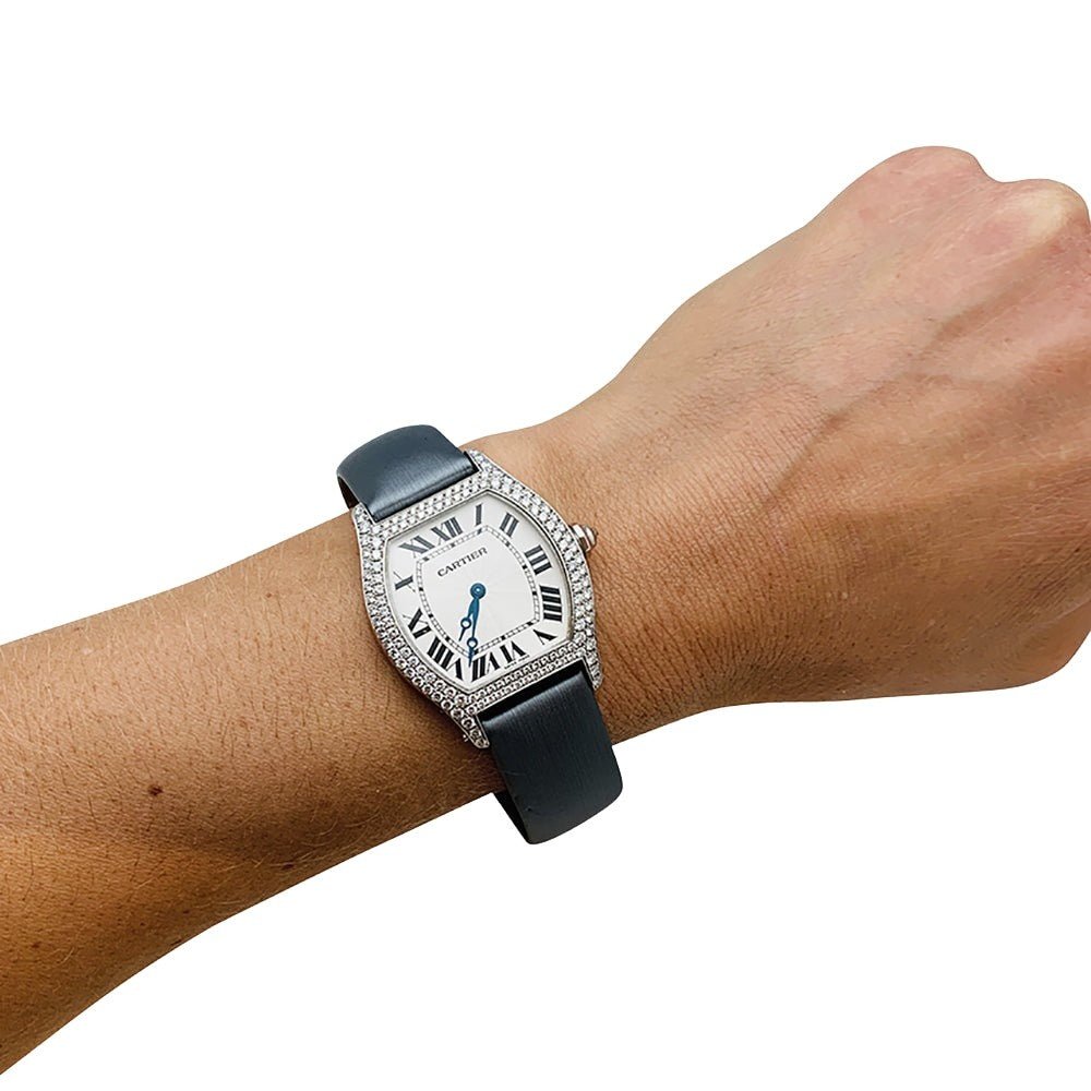 Montre CARTIER "Tortue", en or blanc et diamants sur satin - Castafiore