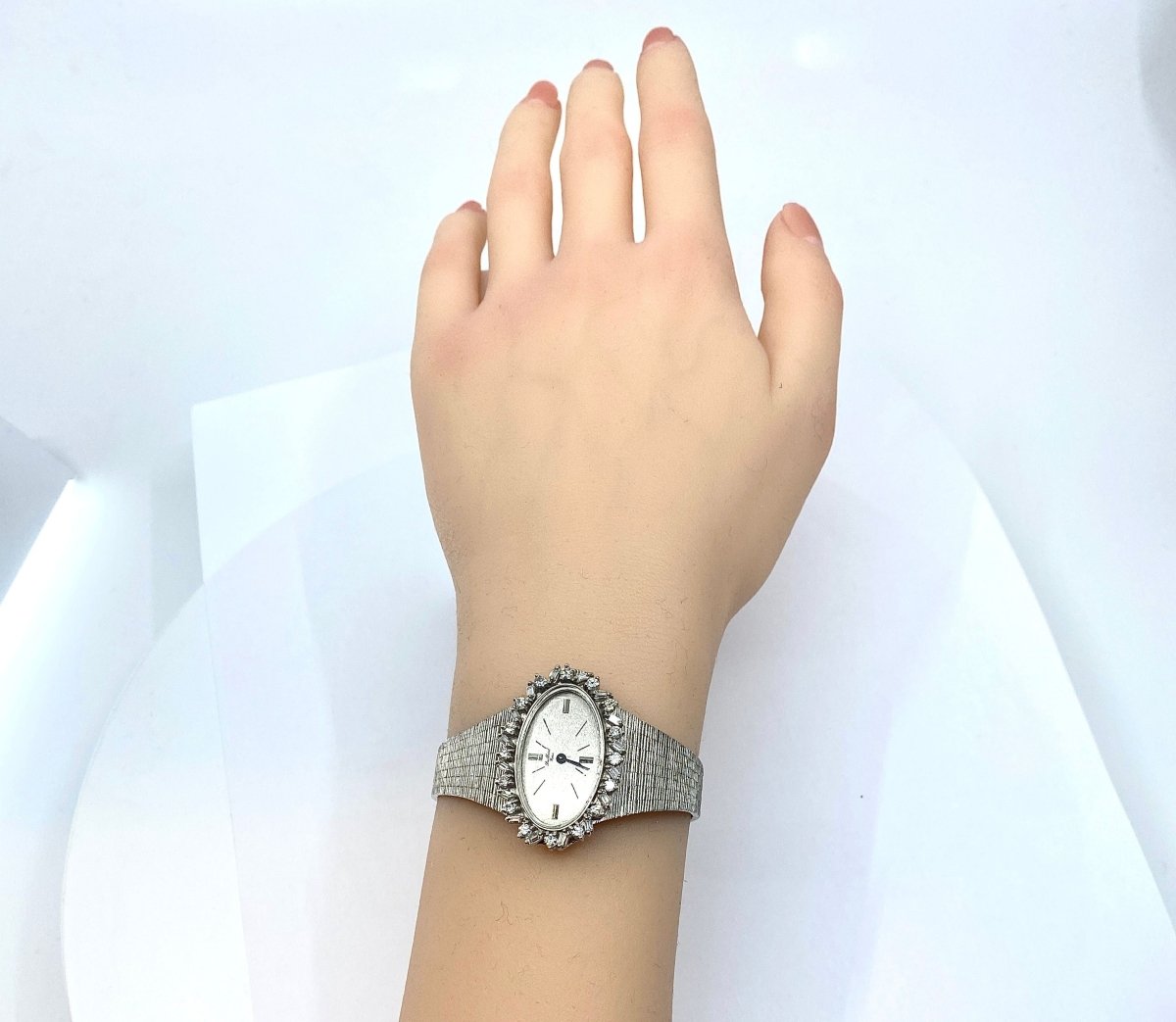 Montre de dame en or blanc et diamants ronds et baguettes. PAILLARD PARIS - Castafiore