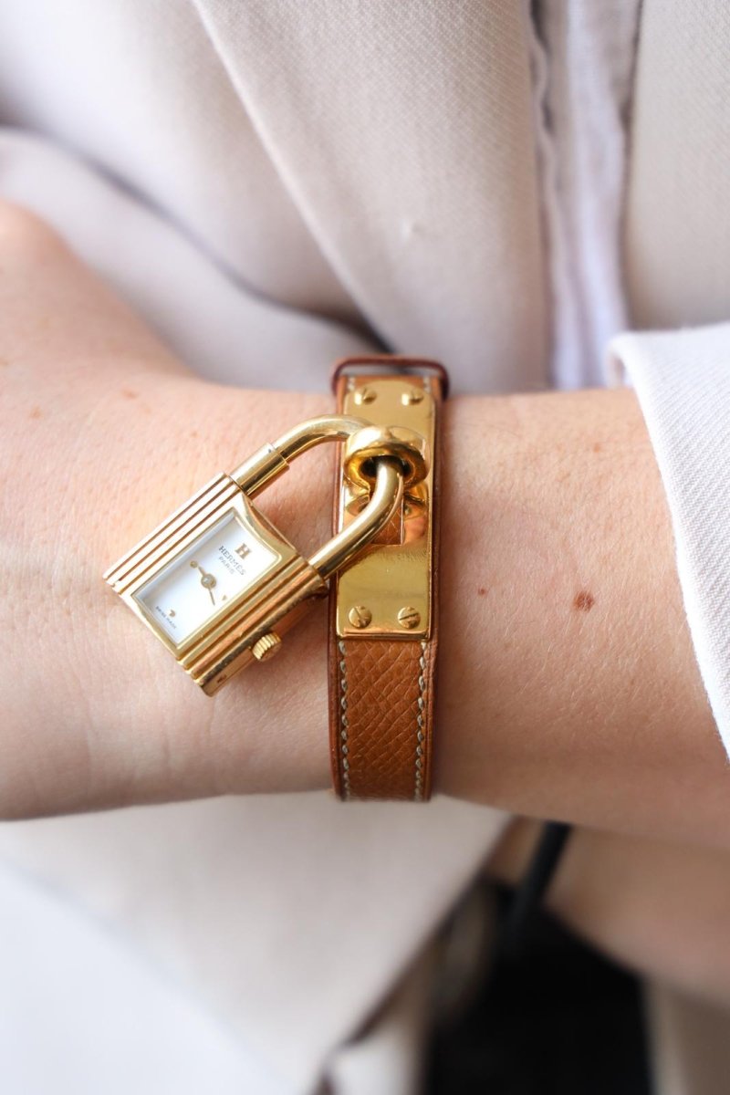 Montre HERMÈS "Kelly" plaqué or et cuir marron - Castafiore