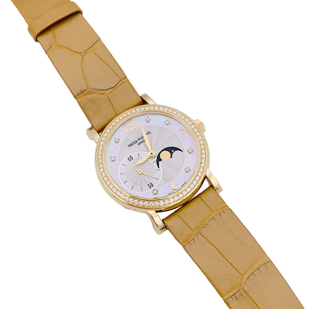 Montre PATEK PHILIPPE "Calatrava Moon Phase" or jaune, nacre, diamants, cuir. - Castafiore