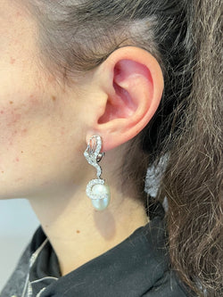 Orecchini oro 18 kt con diamanti naturali e perle, scritta Coppini. - Castafiore