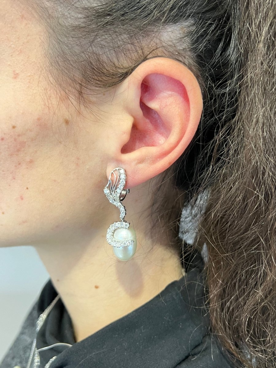 Orecchini oro 18 kt con diamanti naturali e perle, scritta Coppini. - Castafiore