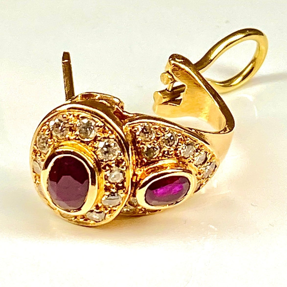 Paire de boucles d’oreilles en or jaune 18 carats en rubis et diamants - Castafiore