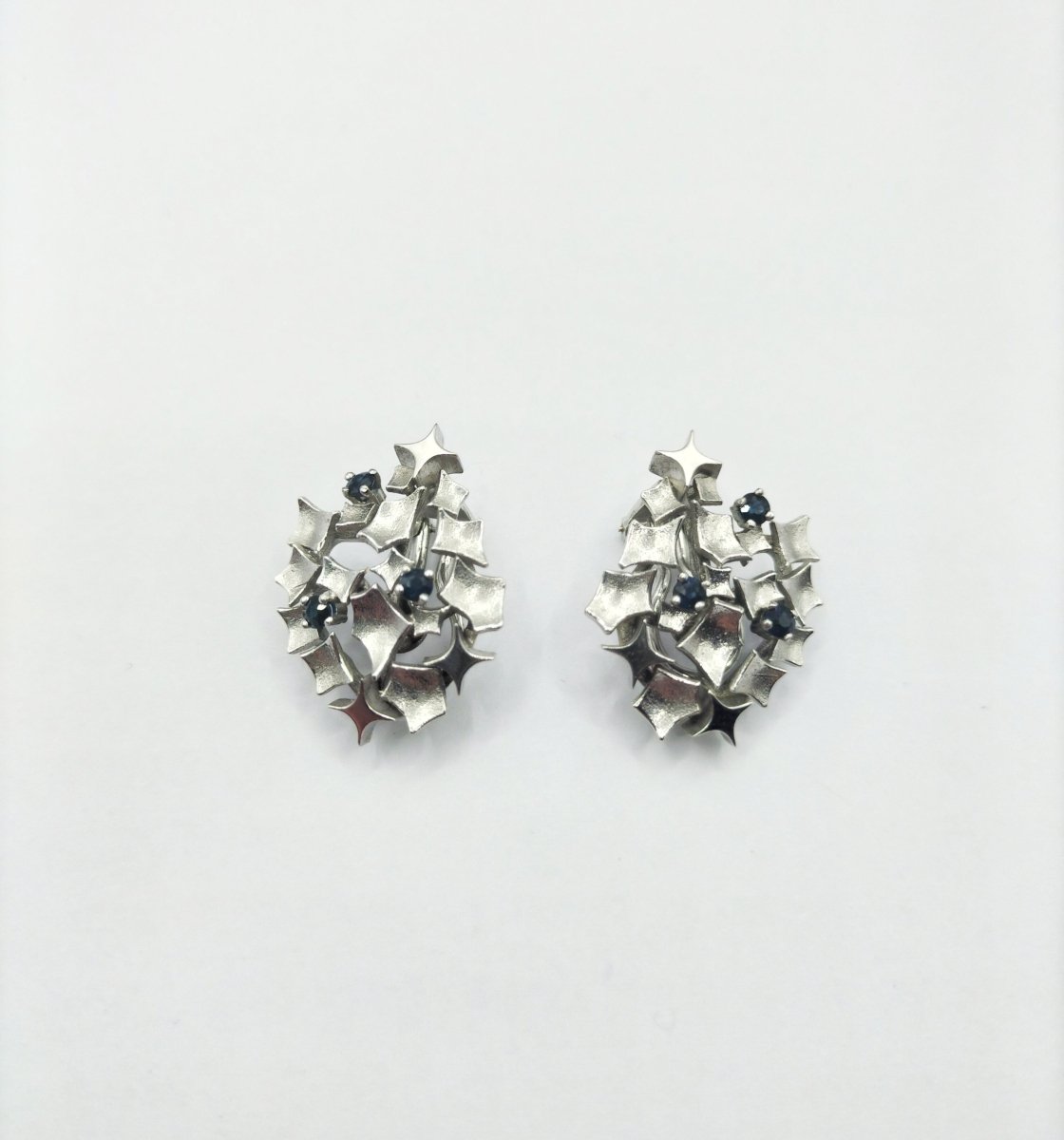 Paire de clip d'oreilles en or gris 18K saphirs ronds facettés - Castafiore