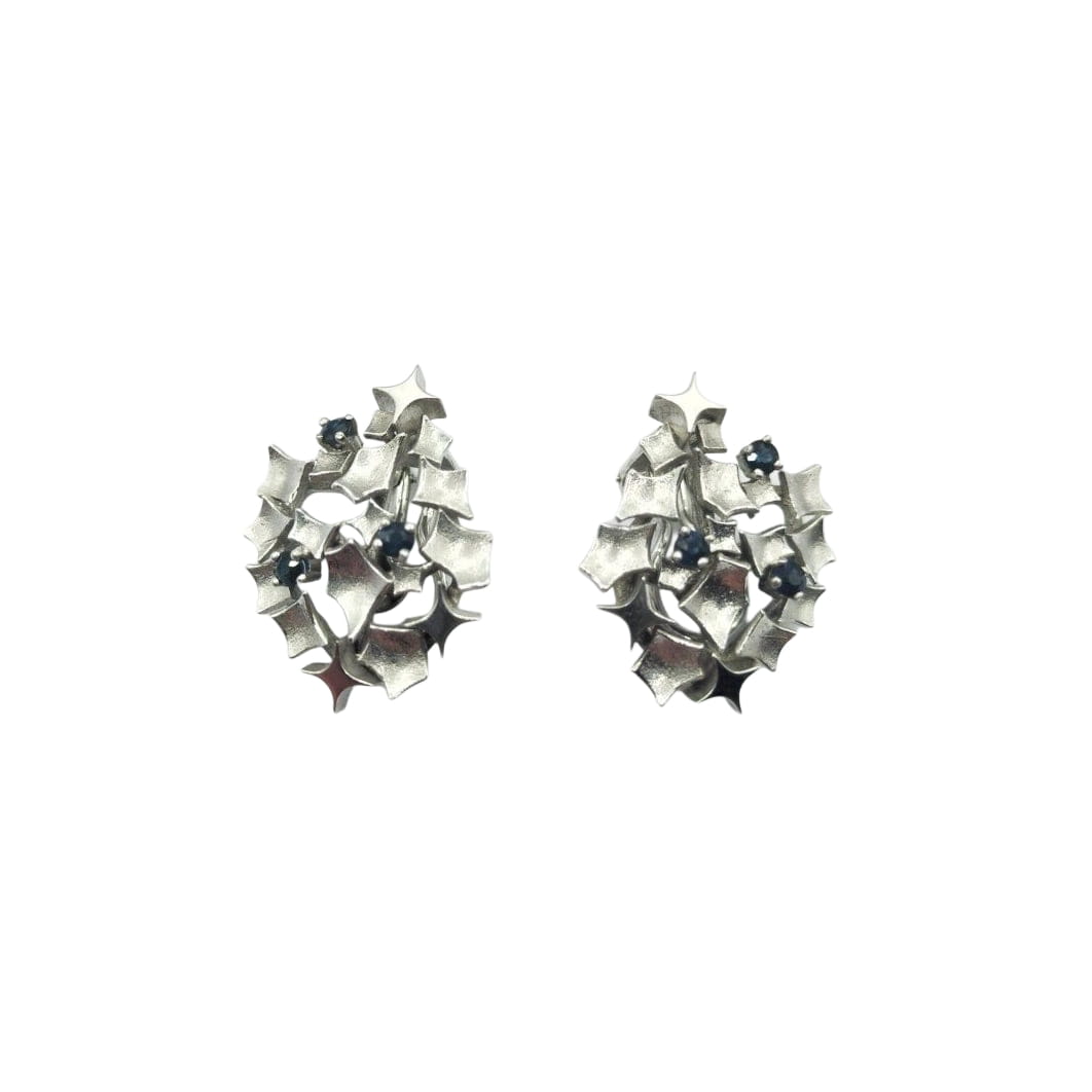 Paire de clip d'oreilles en or gris 18K saphirs ronds facettés - Castafiore