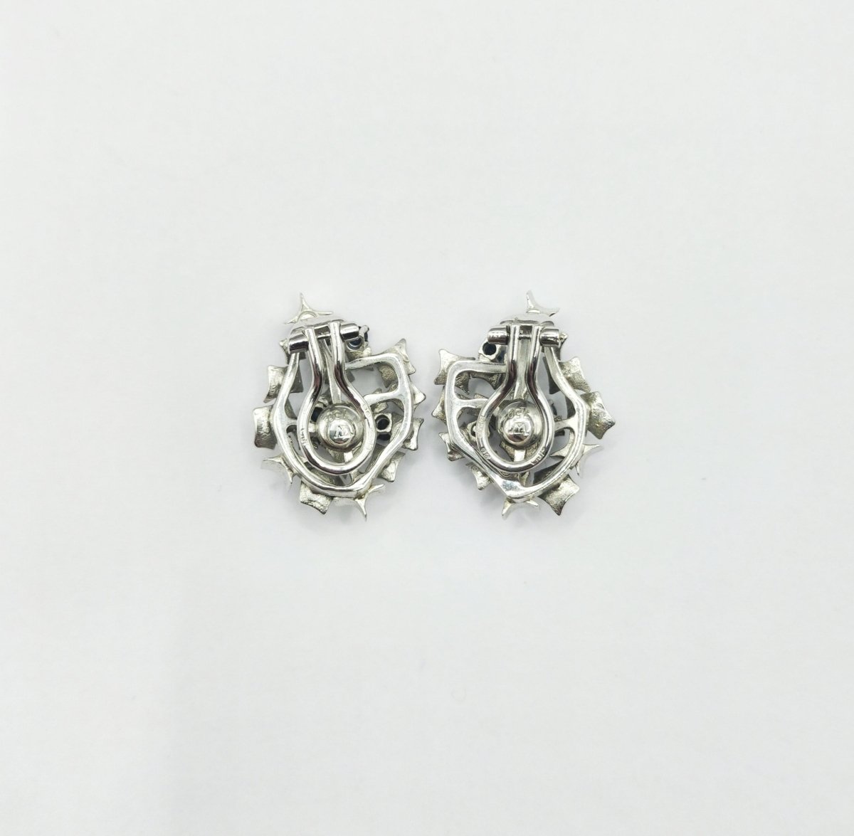 Paire de clip d'oreilles en or gris 18K saphirs ronds facettés - Castafiore