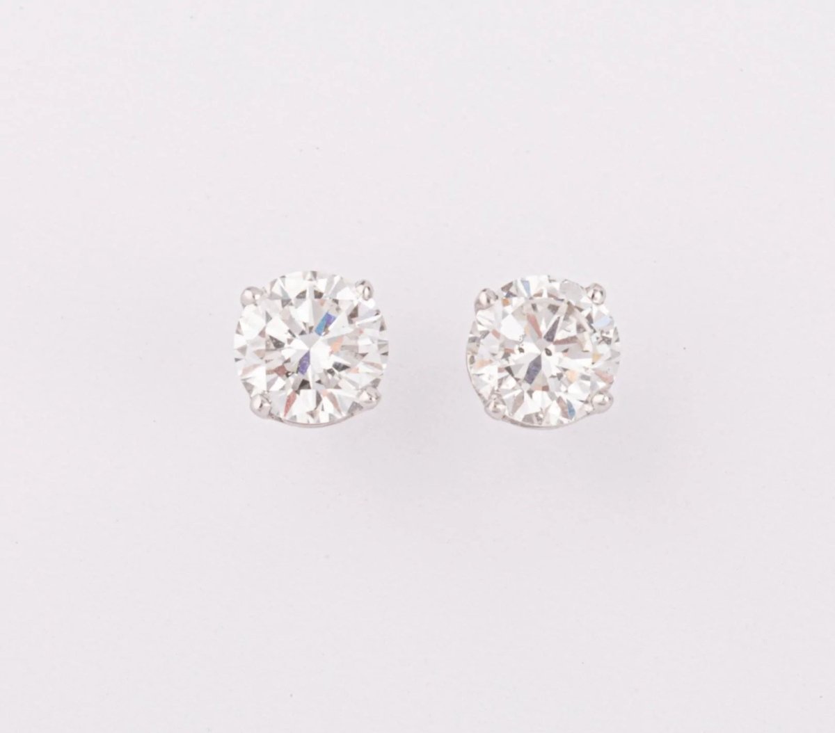 Paire de puce en diamant sur or gris 4 griffes - Castafiore