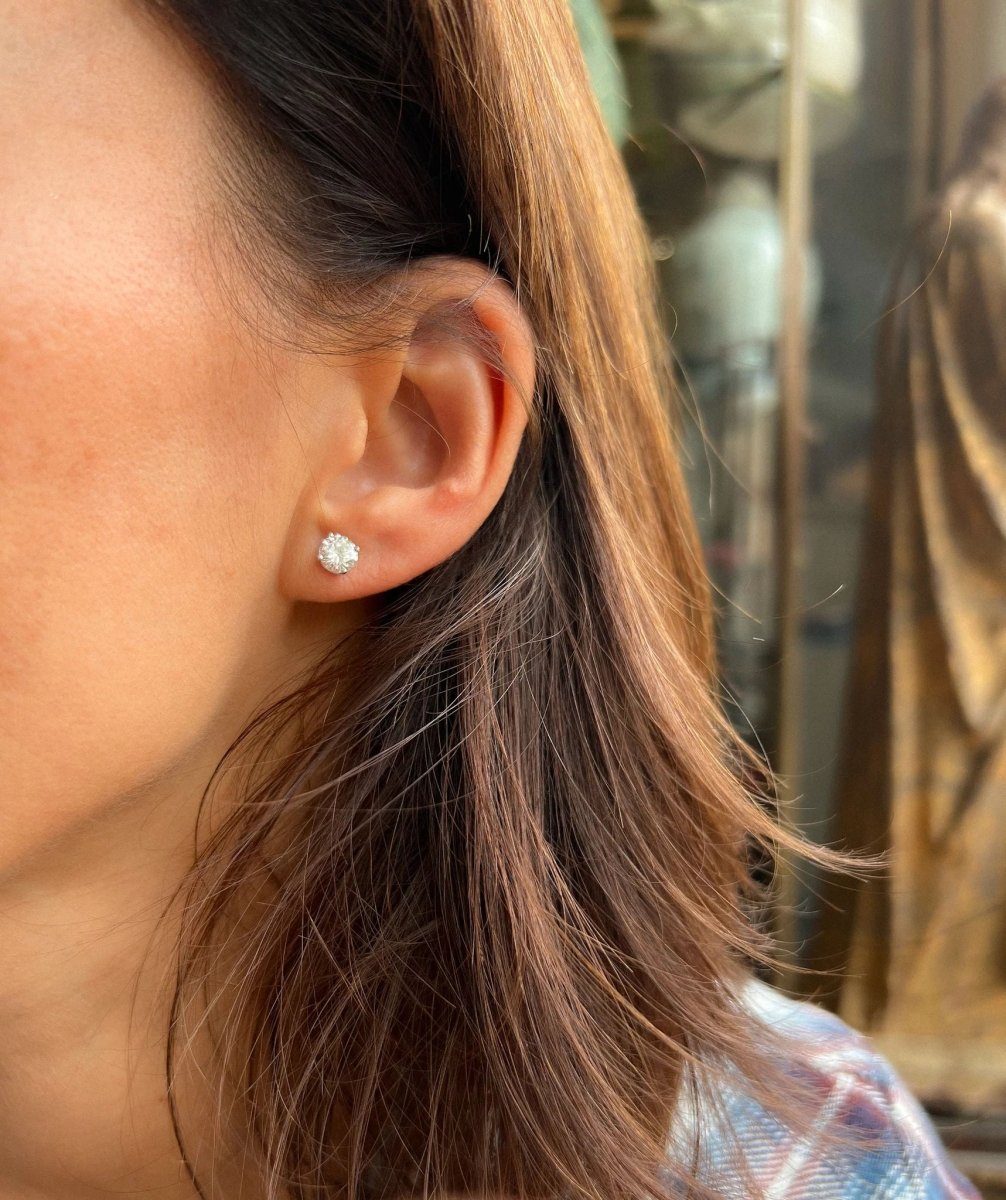 Paire de puce en diamant sur or gris 4 griffes - Castafiore