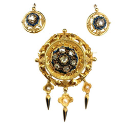 Parure:broche et boucles d’oreilles en or 18 carats, émail, diamants et perles.Napoléon III - Castafiore