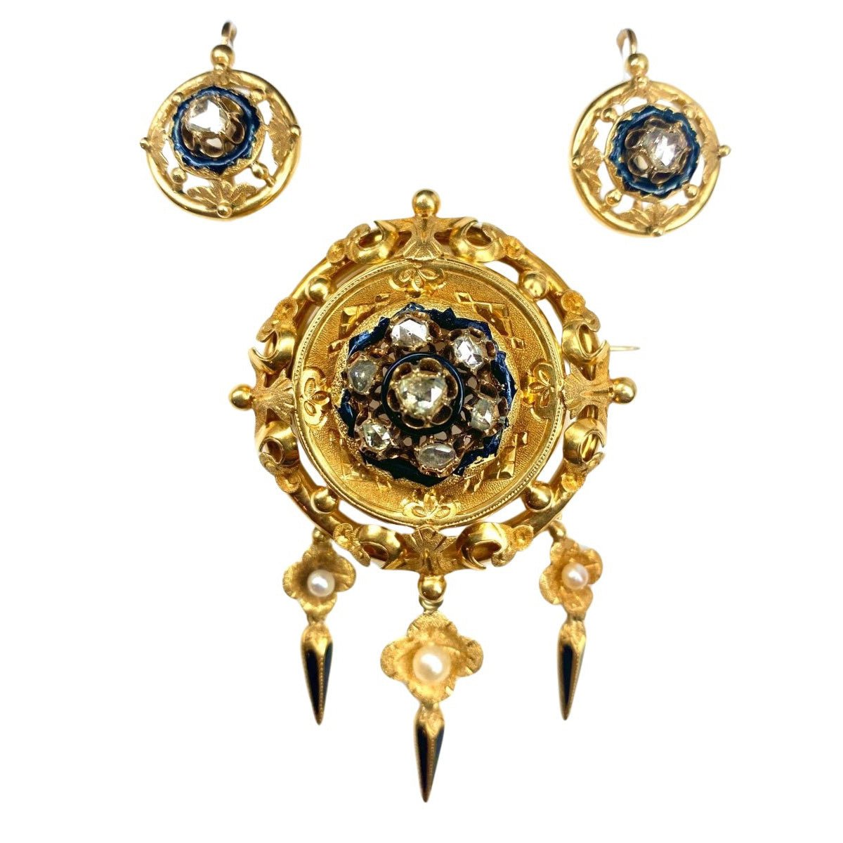 Parure:broche et boucles d’oreilles en or 18 carats, émail, diamants et perles.Napoléon III - Castafiore